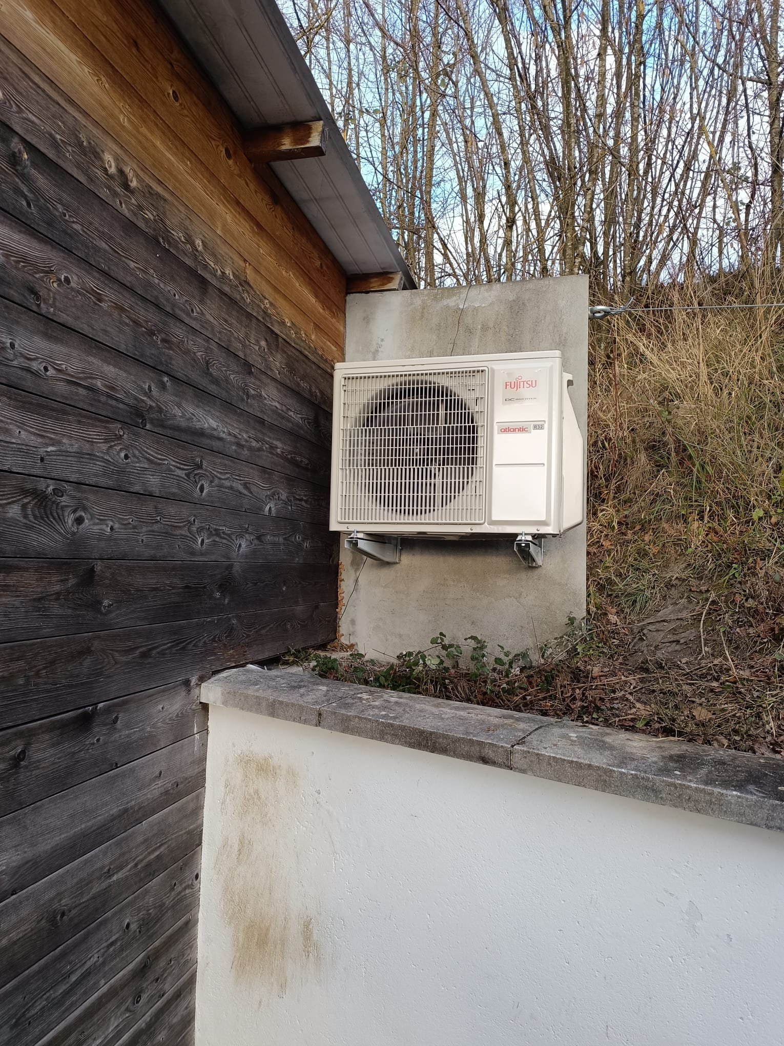 Unité extérieure Fujitsu façade bois